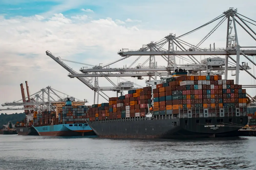 Contrabando internacional de tabaco en el puerto de Barcelona del responsable del departamento de aduanas de una agencia de aduanas