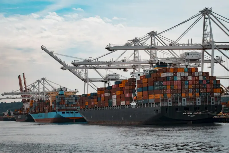 Contrabando internacional de tabaco en el puerto de Barcelona del responsable del departamento de aduanas de una agencia de aduanas